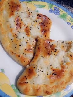 صورة لوصفة عجينه بيتزا وكاليزوني هشة وطرية و يها قرمشه بسيطه 🍕❤