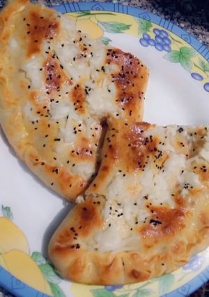 صورة لوصفة عجينه بيتزا وكاليزوني هشة وطرية و يها قرمشه بسيطه 🍕❤