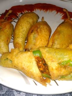 ભરેલા લીલા મરચા (Bhrela Lila Marcha Recipe In Gujarati) રેસીપી મુખ્ય ફોટો