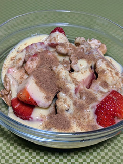 Una foto de Fresas con nueces y crema de mango