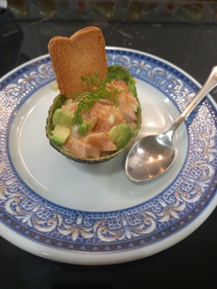 Una foto de Tartar de salmón con aguacate