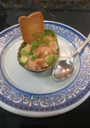 Una foto de Tartar de salmón con aguacate