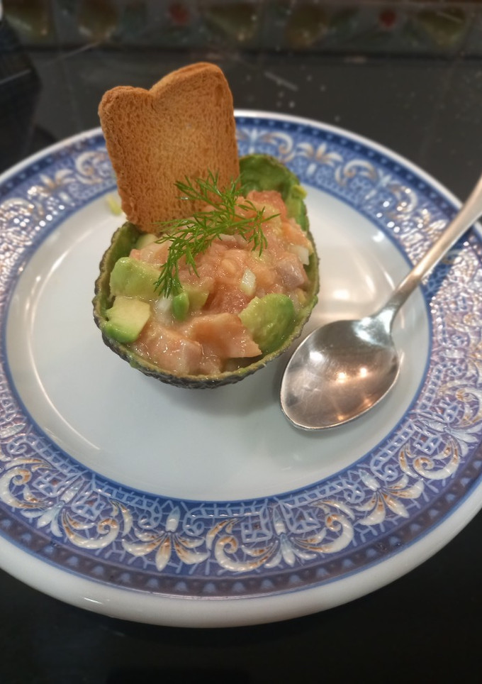 Una foto de Tartar de salmón con aguacate