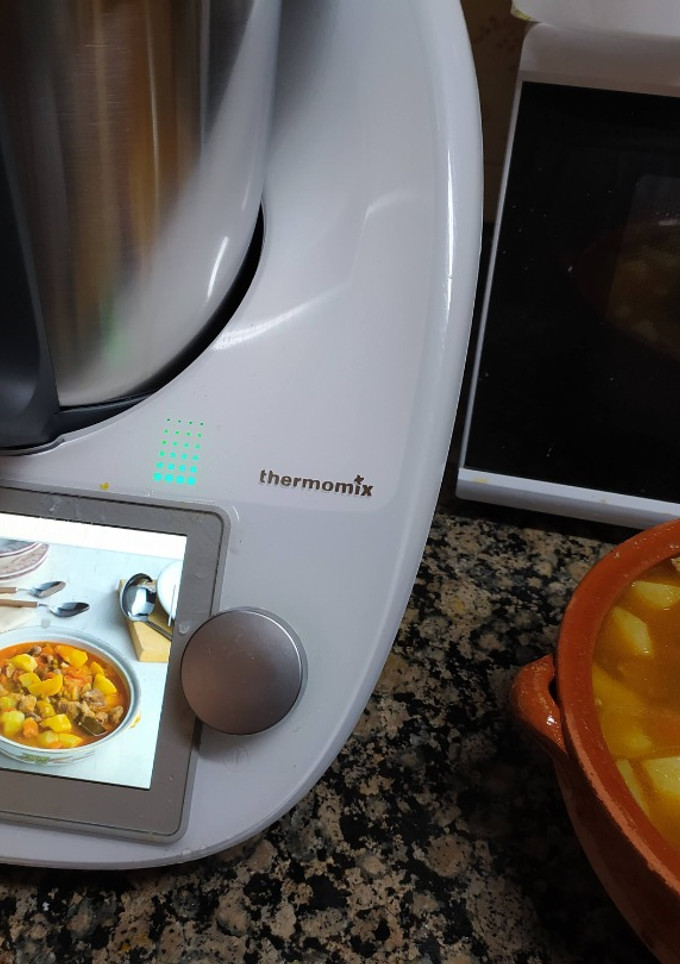 Una foto de Guiso de patatas con magro en Thermomix