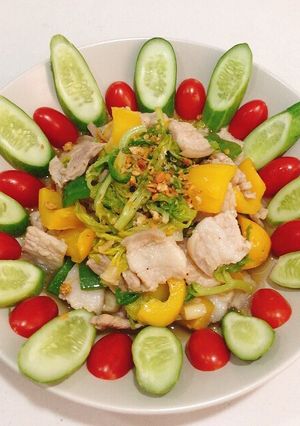 รูปของ ใบเซเลอรี่ผัดหมูสามชั้น คีโต