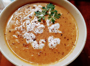 Una foto de Sopa Crema de Calabaza  y Cebolla Asada