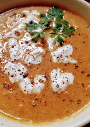 Una foto de Sopa Crema de Calabaza  y Cebolla Asada