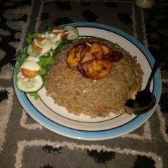 A picture of Broun rice with salad nd plntn.