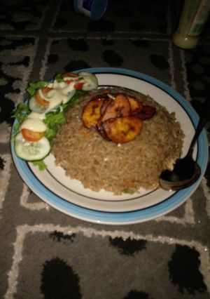 A picture of Broun rice with salad nd plntn.