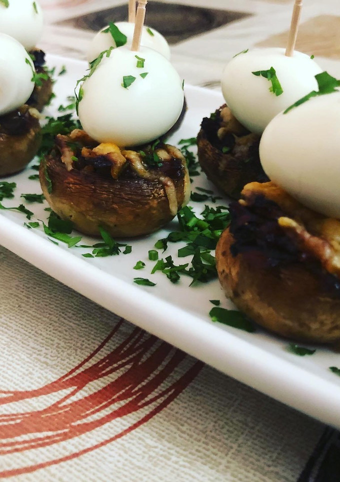 Una foto de Nidos de champiñones con huevo de codorniz