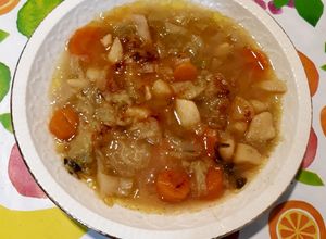 Una foto de Sopa de col, patata y zanahoria con especias
