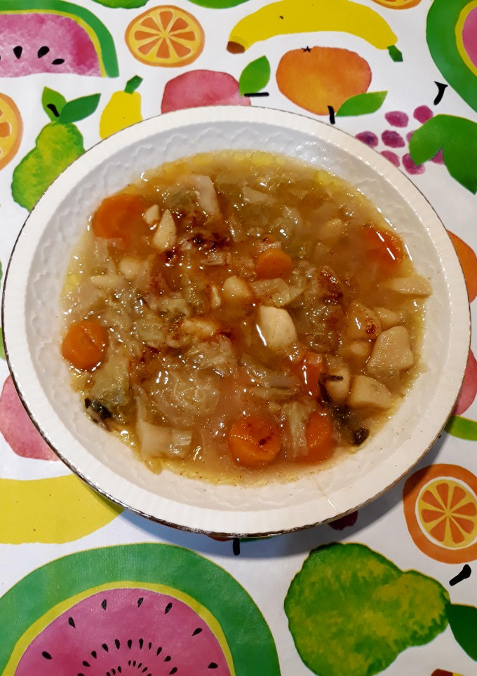 Una foto de Sopa de col, patata y zanahoria con especias