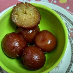 A picture of Gulab jamun.