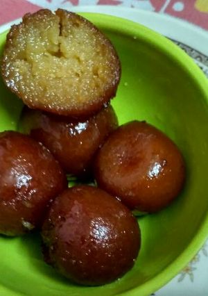 A picture of Gulab jamun.