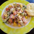 Ensalada con mango acompañada con pan tostado