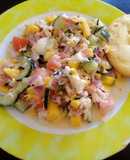 Ensalada con mango acompañada con pan tostado