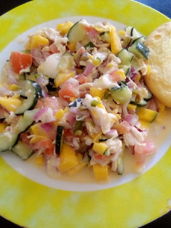 Una foto de Ensalada con mango acompañada con pan tostado