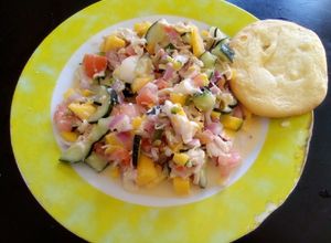 Una foto de Ensalada con mango acompañada con pan tostado