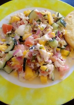 Una foto de Ensalada con mango acompañada con pan tostado