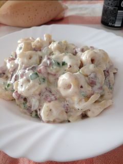 Una foto de Tortellini con nata y jamón