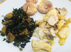 Foto de Bacalhau assado com batatas a murro e migas de couve