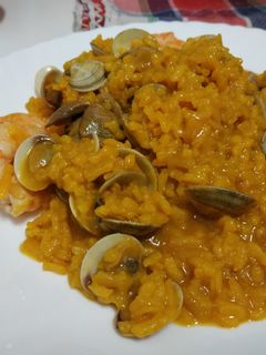 Una foto de Arroz Bomba con langostinos y chirlas