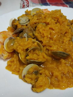 Una foto de Arroz Bomba con langostinos y chirlas