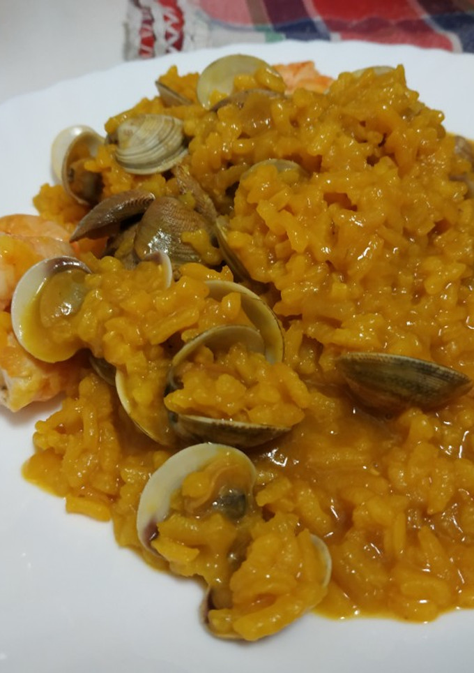 Una foto de Arroz Bomba con langostinos y chirlas