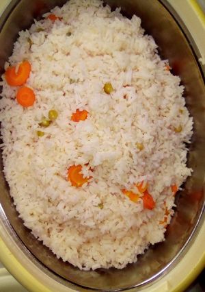 Farar shinkafa mai kayan lambu ainihin hoton girkin