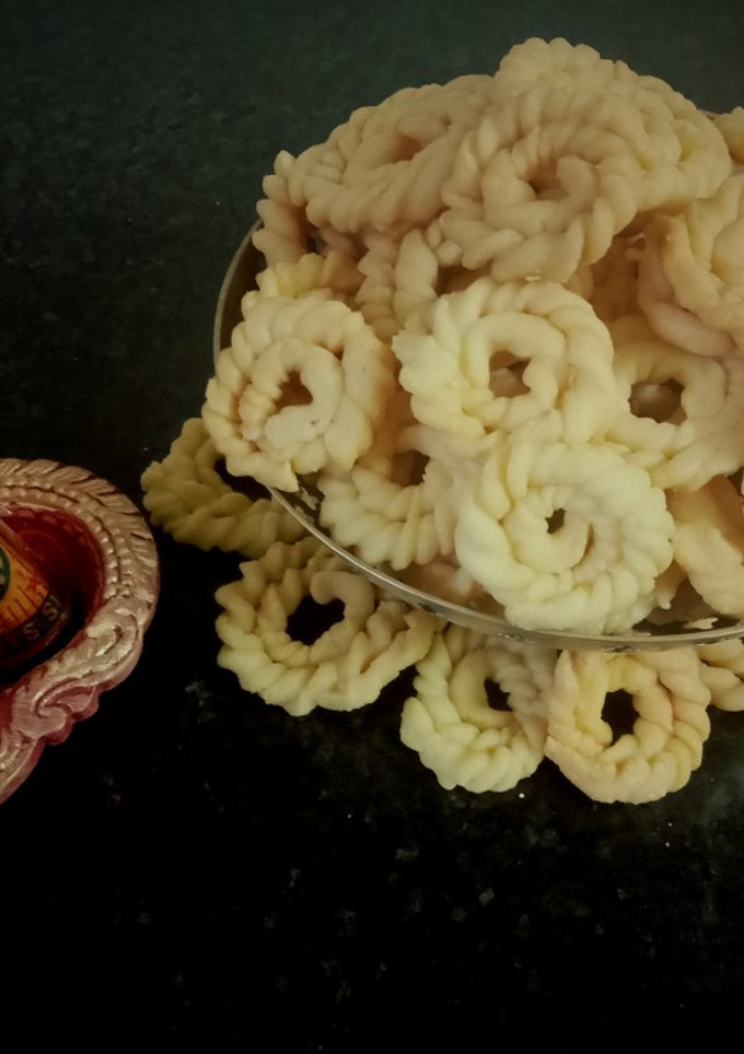 மினி பட்டர் கை முறுக்கு(mini butter murukku recipe in tamil) செய்முறை முக்கிய புகைப்படம்