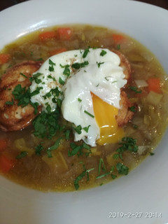 Una foto de Sopa de puerro y cebolla con huevo poché
