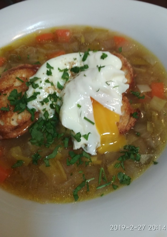 Una foto de Sopa de puerro y cebolla con huevo poché