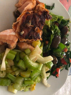 Una foto de Salmón marinado en salsa de soya al sartén