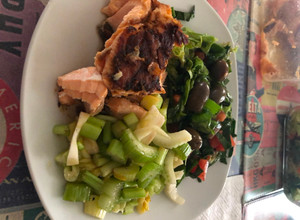 Una foto de Salmón marinado en salsa de soya al sartén