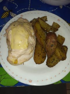 Una foto de Pechuga de pollo rellena con papas rústicas al orégano