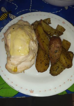 Una foto de Pechuga de pollo rellena con papas rústicas al orégano