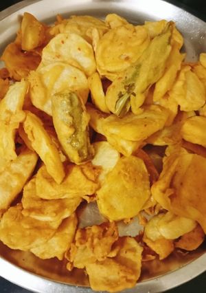 आलू की पकौड़ी(aloo ki pakodi recipe in hindi) रेसिपी मुख्य फोटो