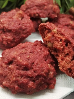 Una foto de Galletas de remolacha, nueces y avena (veganas)