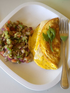 Una foto de Omelette de queso panela con guacamole 😋