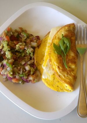 Una foto de Omelette de queso panela con guacamole 😋