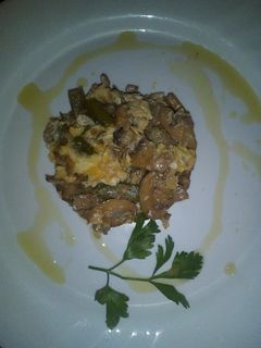 Una foto de Revuelto de espárragos con champiñones y jamón