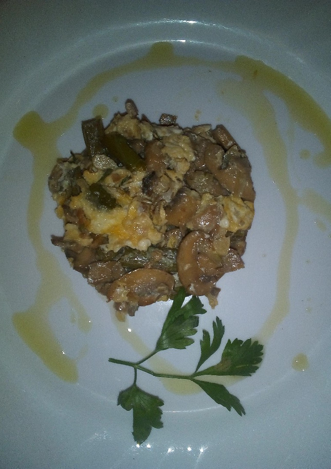 Una foto de Revuelto de espárragos con champiñones y jamón