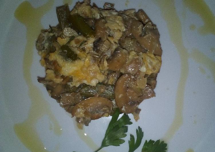 Revuelto de espárragos con champiñones y jamón