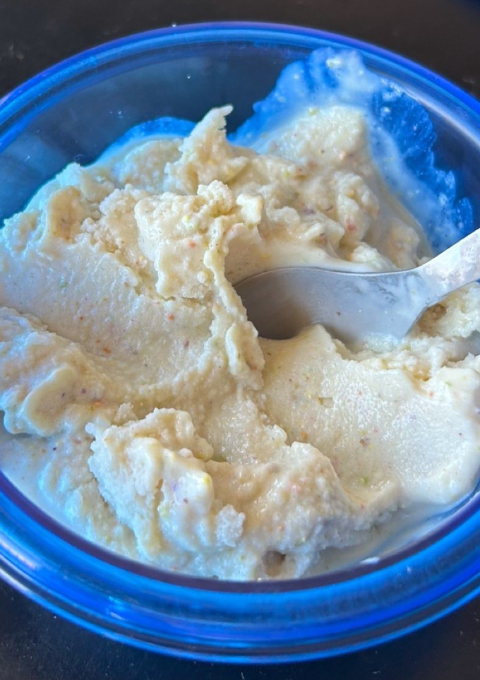 Una foto de Helado vegano de pera y pistacho