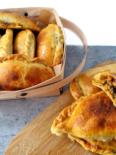 Una foto de Empanadillas de carne, setas y queso con pasta de trufa