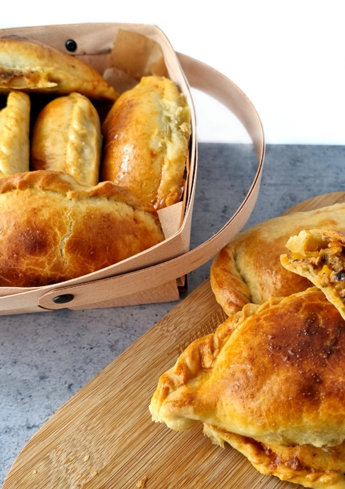 Una foto de Empanadillas de carne, setas y queso con pasta de trufa