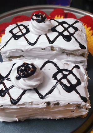 A picture of Eggless vanilla pastry cake.