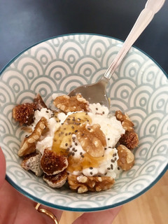 Una foto de Queso fresco granulado con higos y nueces