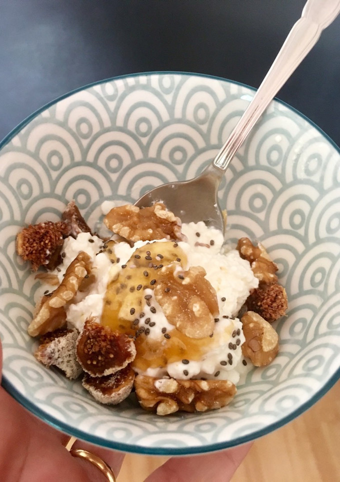Una foto de Queso fresco granulado con higos y nueces