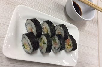 Cara Gampang Membuat Simple Sushi Roll yang Lezat Sekali